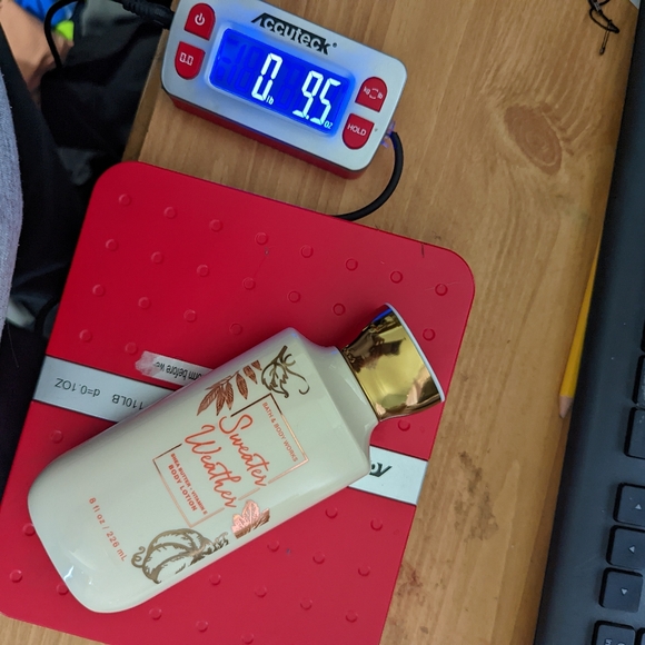 Bath And Body Works Snowflakes and Cashmere And Sweater Weather - Picture 4 of 6